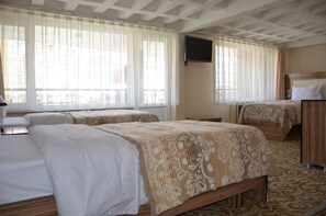 Habitación familiar, balcón, vistas al mar | Sábanas de algodón egipcio y ropa de cama de alta calidad