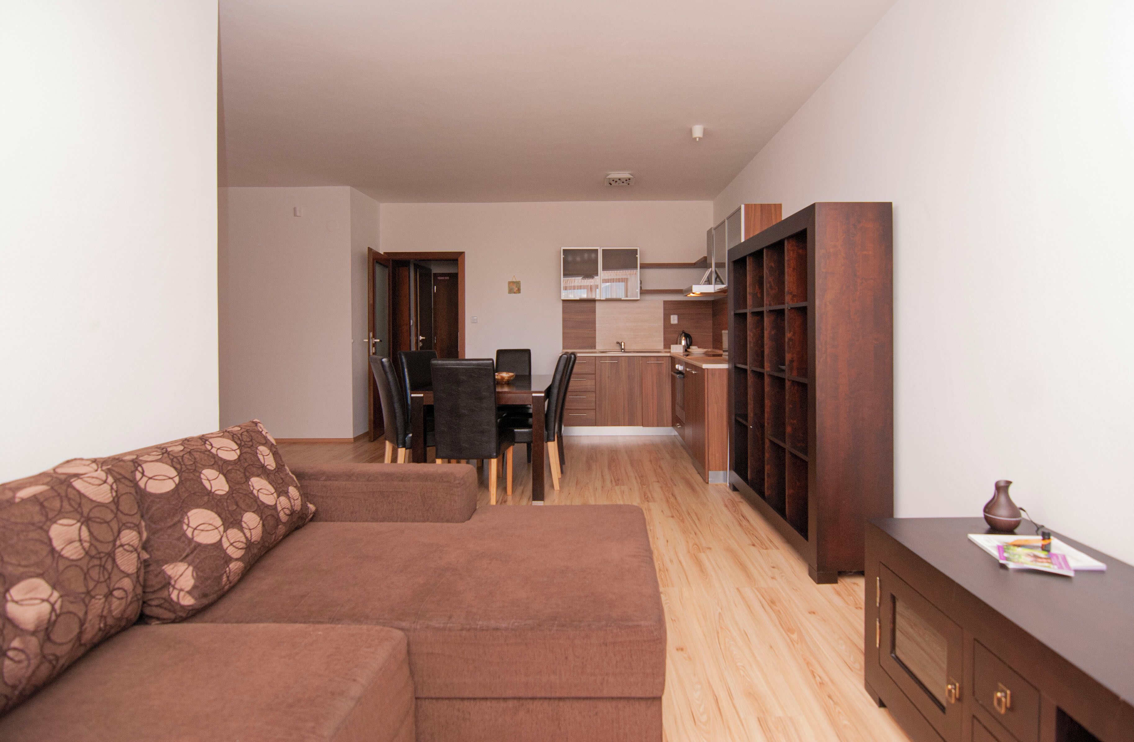 Una sala de estar moderna con un sofá y un comedor con una mesa y sillas.