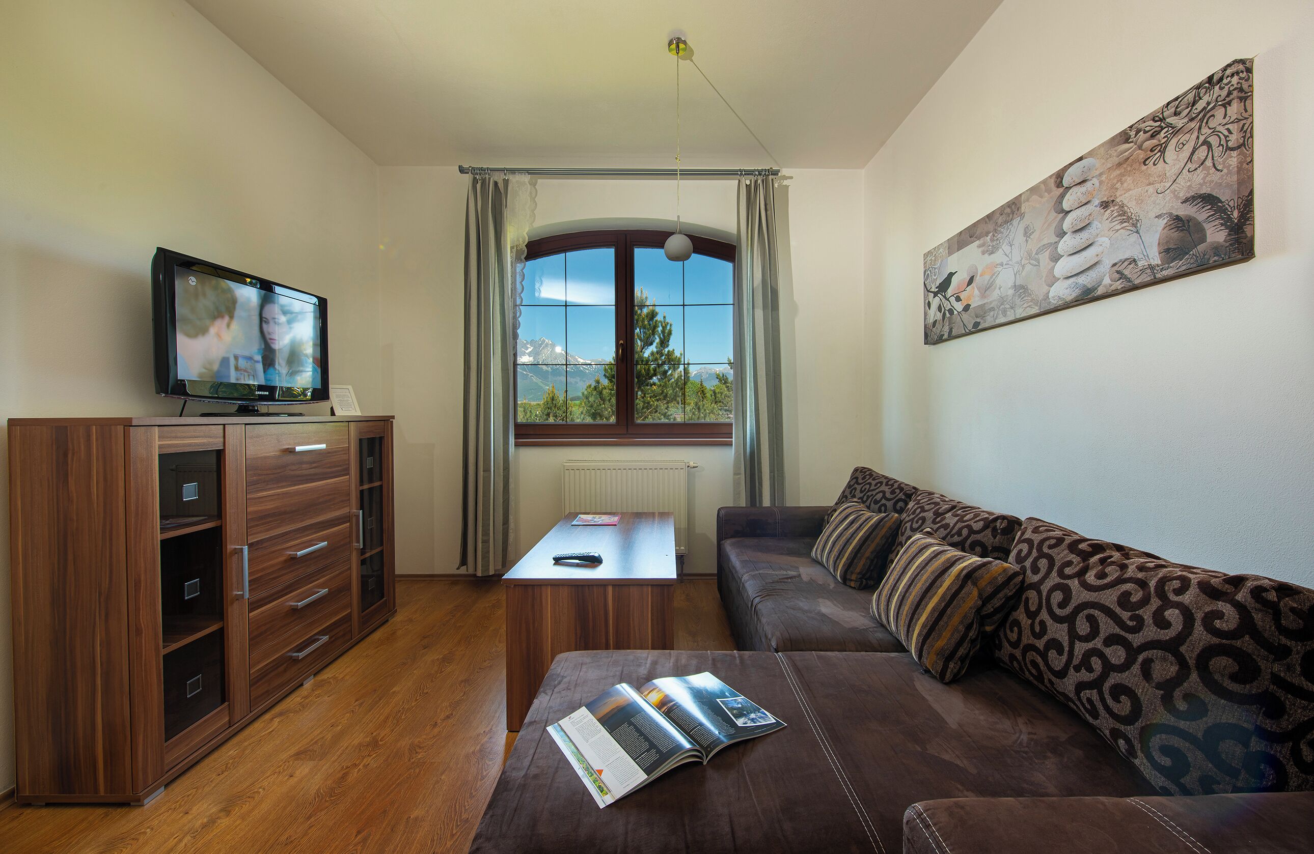 Apartamento Deluxe | Zona de estar | Una televisión de pantalla plana