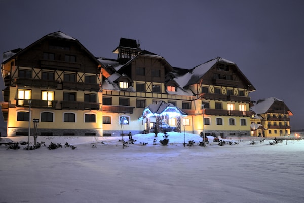 Majoituspaikan julkisivu illalla/yöllä