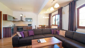 Deluxe Apartment | Living area | Flat-screen TV