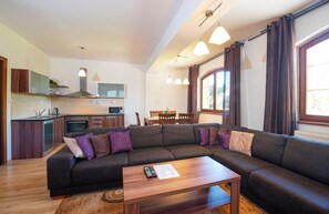 Appartement Deluxe | Aire de séjour | Téléviseur à écran plat