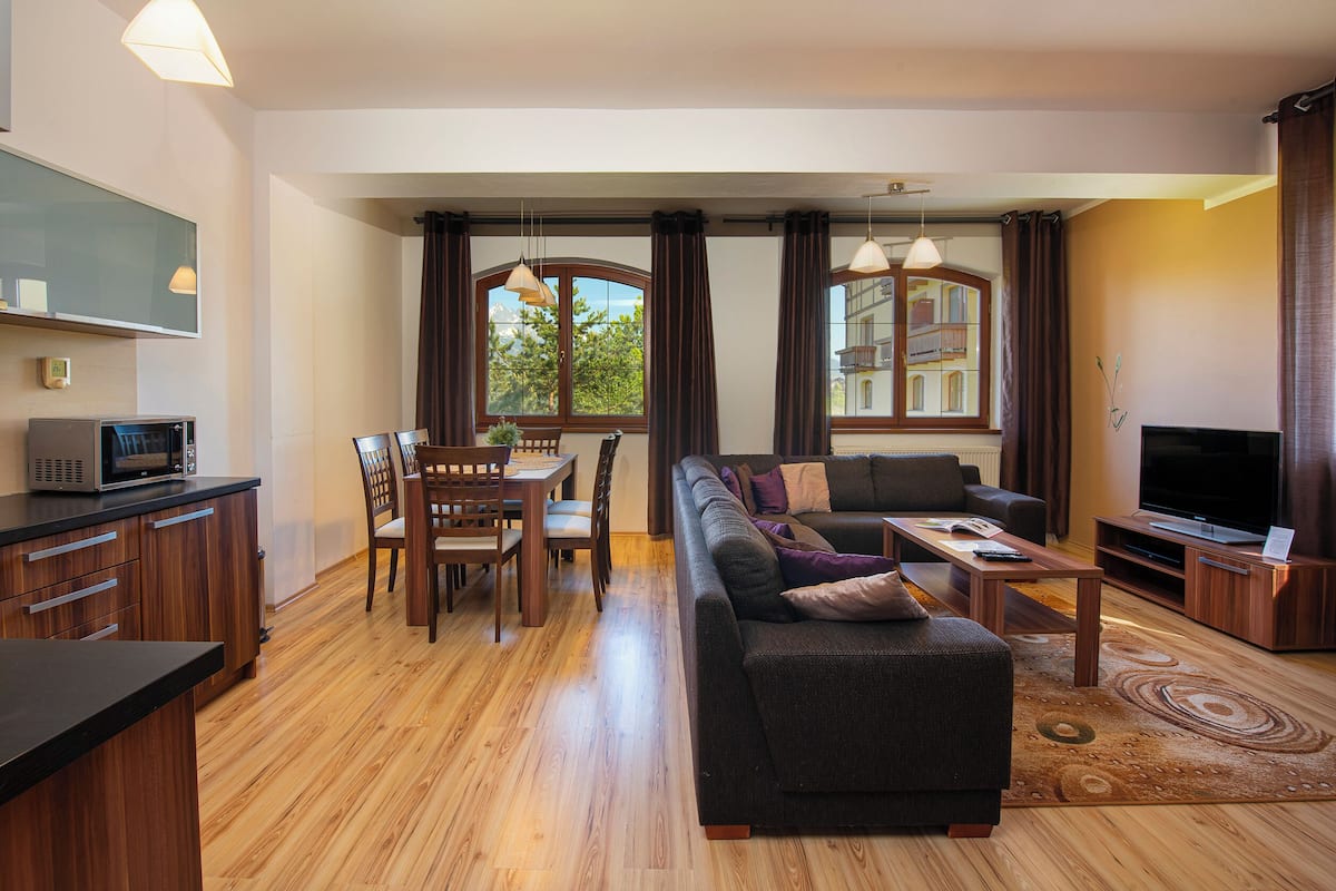 Deluxe Apartment | Living area | Flat-screen TV