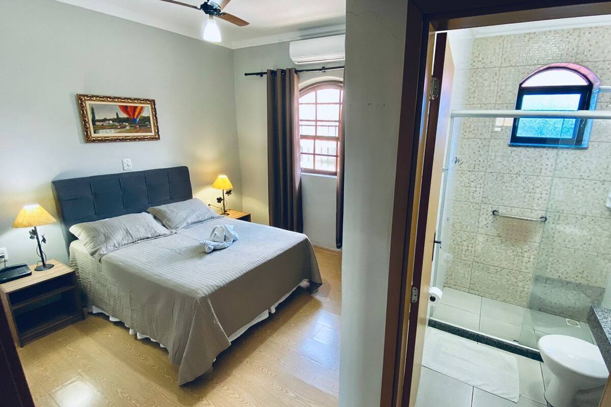 Habitación clásica doble de uso individual | Minibar, escritorio, cortinas opacas y tabla de planchar con plancha