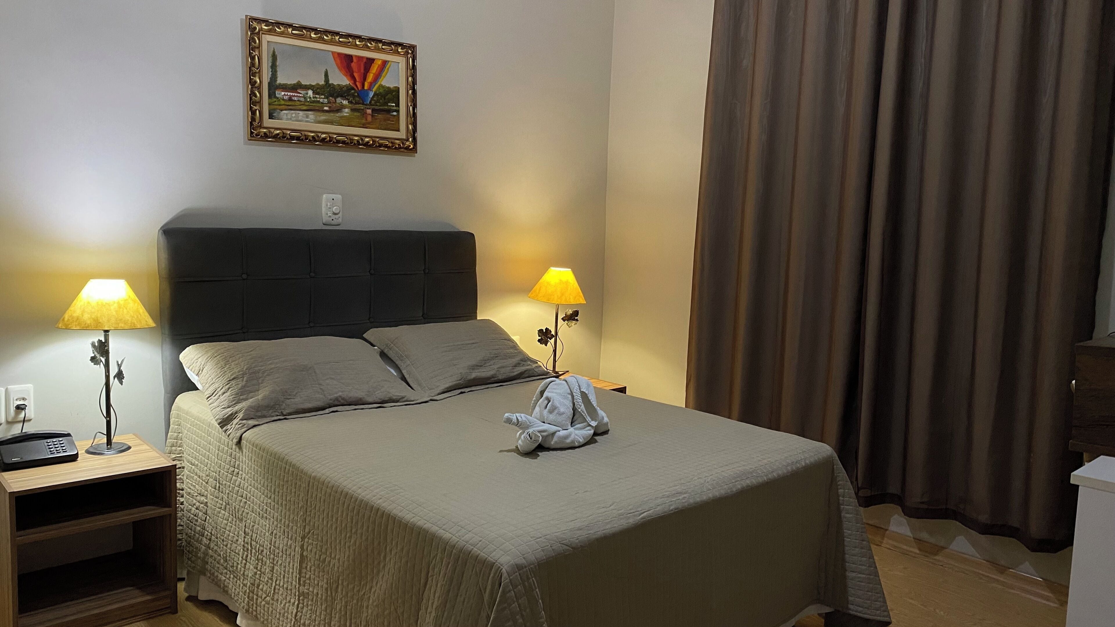 Habitación clásica doble | Minibar, escritorio, cortinas opacas y tabla de planchar con plancha