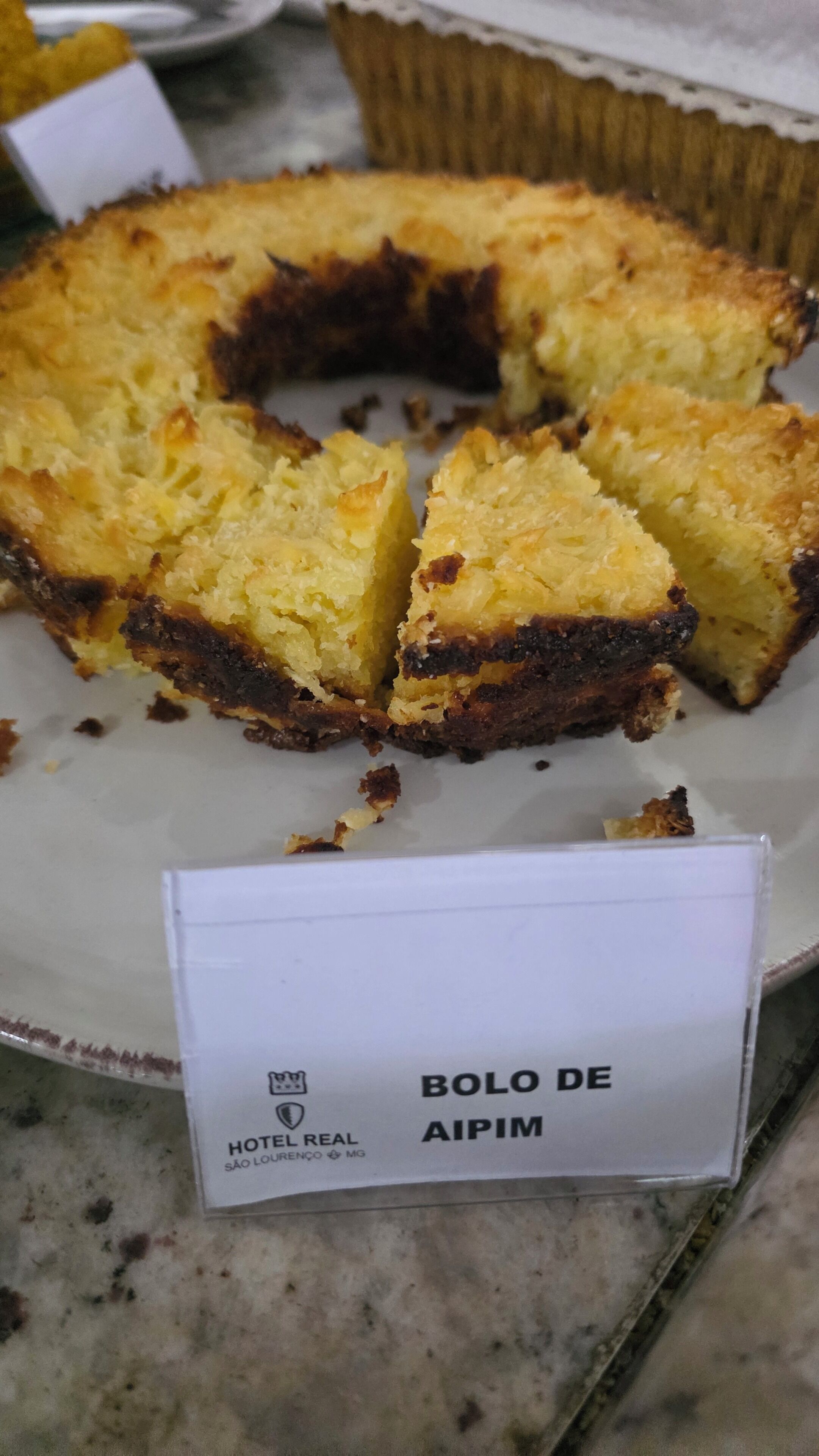 Bolo de aipim em um prato.