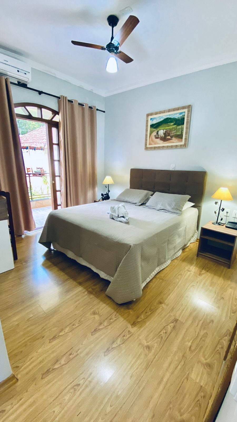 Minibar, escritorio, cortinas blackout y tabla de planchar con plancha 