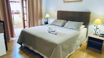 Minibar, escritorio, cortinas blackout y tabla de planchar con plancha