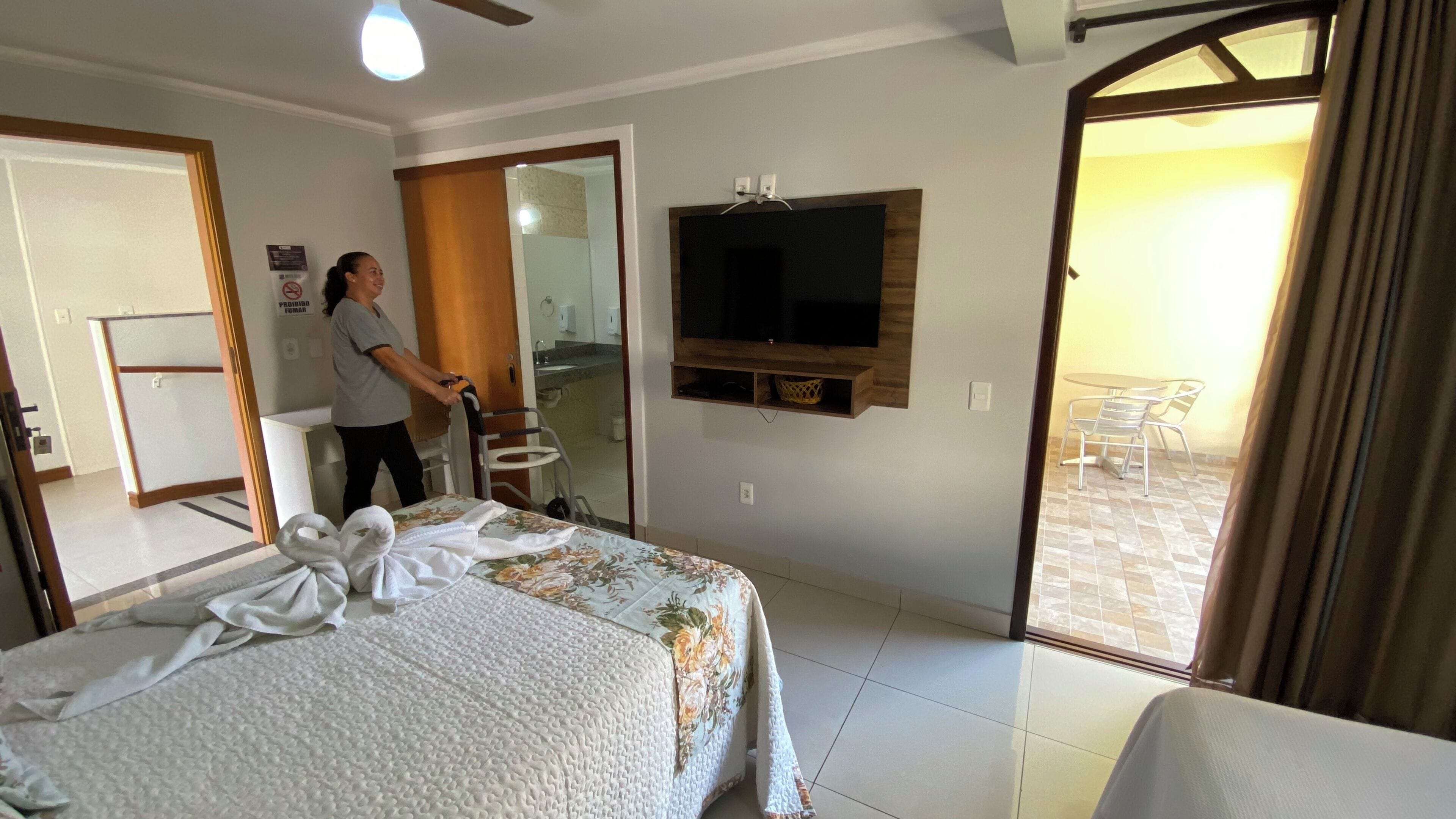 Suite sénior, accesible para personas con discapacidad | Minibar, escritorio, cortinas opacas y tabla de planchar con plancha