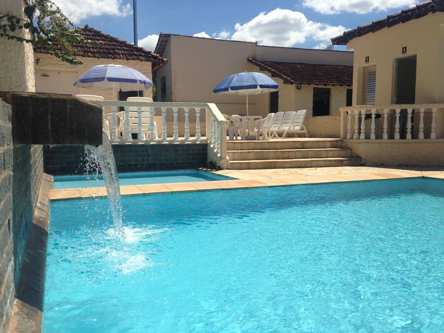 Een buitenzwembad, parasols voor strand/zwembad