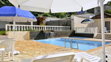 Outdoor pool, pool umbrellas, sun loungers