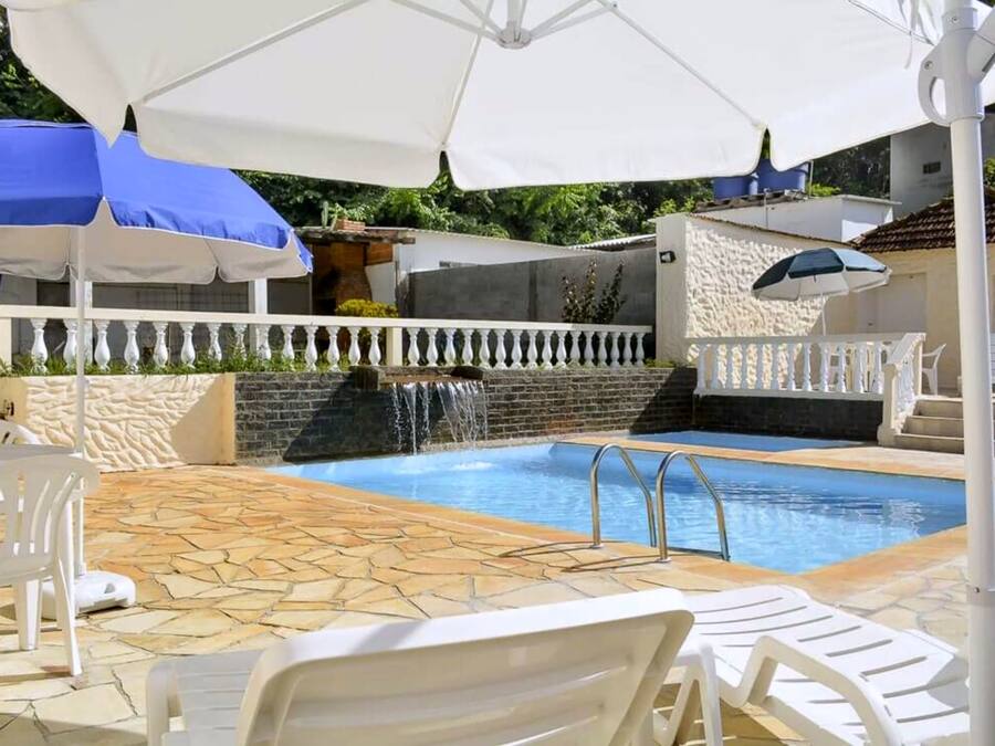 Piscine extérieure, parasols de plage, chaises longues