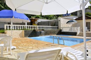 Piscina externa, guarda-sóis, espreguiçadeiras