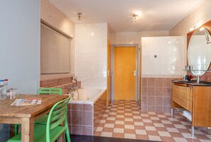 Luksushuone, poreamme, pohjakerroksessa | Kylpyhuone | Ilmaiset hygieniatuotteet, hiustenkuivaaja, pyyhkeet