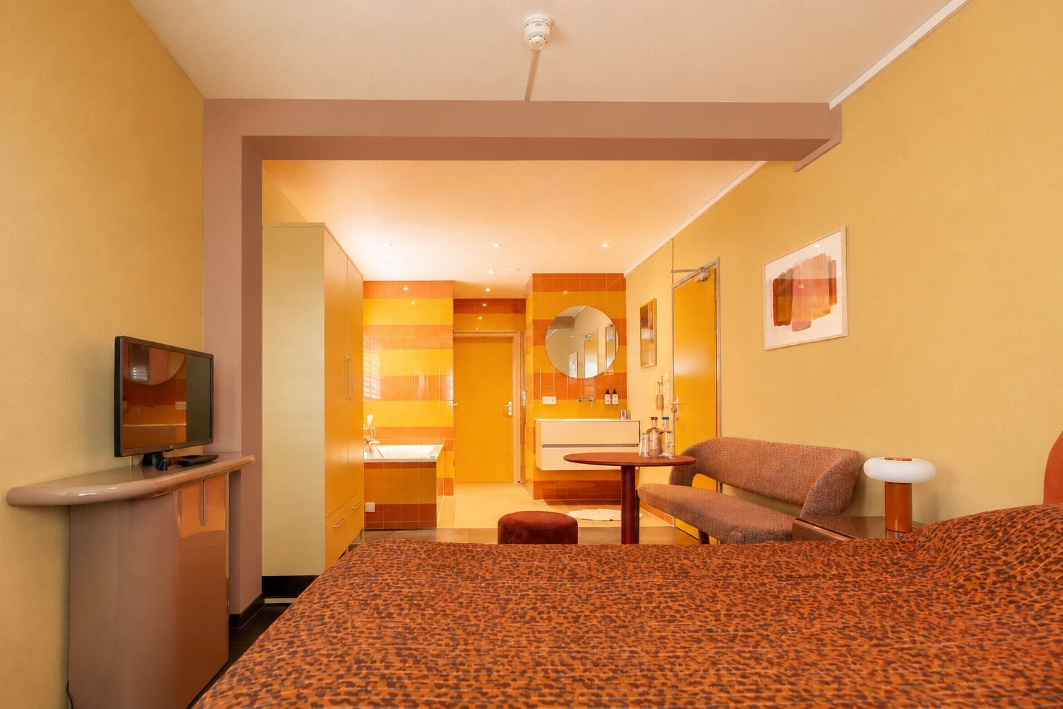 Luxury Room, Jetted Tub, Ground Floor | Hypo-allergenic bedding, in-room safe, free WiFi, bed sheets