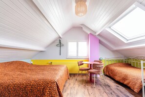 A dormitory room with two beds, a table, chairs, a window, and a radiator. - Domburg4you (Domburg)