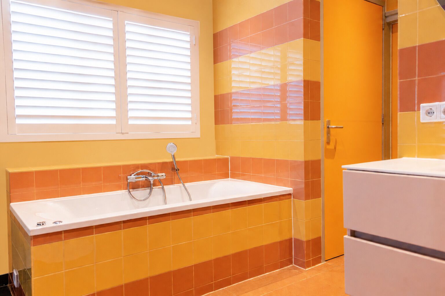 Une salle de bain avec une baignoire, une douche et des toilettes.