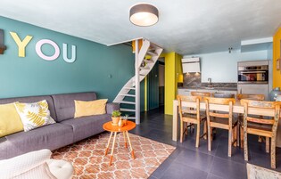 Habitación familiar, 2 habitaciones | Zona de estar | Una televisión de pantalla plana