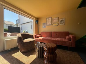 Habitación familiar, 2 habitaciones | Zona de estar | Una televisión de pantalla plana