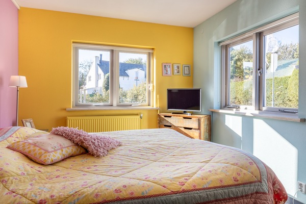 Ropa de cama hipoalergénica y caja de seguridad en la habitación