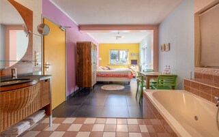 Luxury Room, Jetted Tub, Ground Floor | Bathroom | Free toiletries, hair dryer, towels