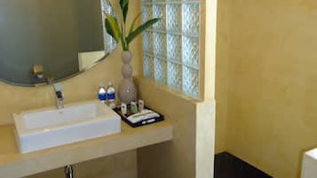 Suite, 1 cama de matrimonio grande (Men Only) | Baño | Ducha y cabezal de ducha tipo lluvia