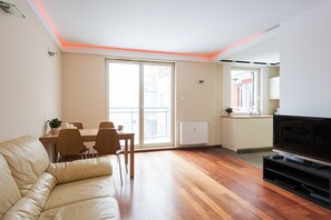 Appartement, 1 chambre, balcon, vue fleuve (Lastadia 35 Street)) | Salle de séjour | Télévision à écran plat