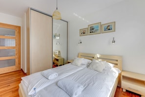 Apartment, 1 Schlafzimmer, Balkon (4 adults; ulica Torunska 18) | Individuell dekoriert, Bügeleisen/Bügelbrett, Babybetten, Zustellbetten