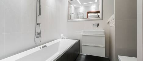Departamento, 1 habitación, balcón, vista al río (Lastadia 35 Street)) | Baño | Regadera y toallas