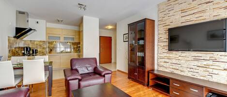 Apartment, 1 Schlafzimmer, Balkon (4 adults; ulica Torunska 18) | Wohnzimmer | Flachbildfernseher