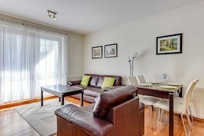 Apartment, 1 Schlafzimmer, Balkon (4 adults; ulica Torunska 18) | Wohnzimmer | Flachbildfernseher