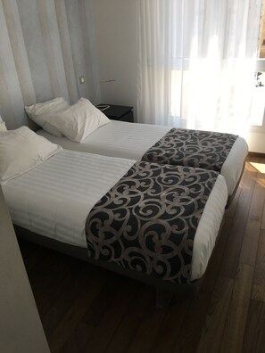 Apartamento, 2 quartos | Roupas de cama premium, cofres nos quartos, escrivaninha
