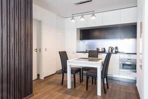 Apartamento Deluxe, 2 habitaciones | Zona de estar | Una televisión de pantalla plana