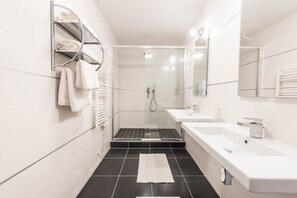 Douche, articles de toilette gratuits, serviettes fournies