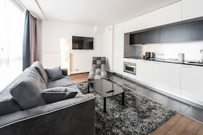 Apartamento superior, 1 habitación | Sala de estar | Una televisión de pantalla plana