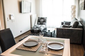 Apartamento, 2 quartos | Área de estar | TV de tela plana