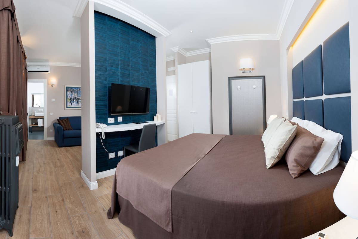 Egyptian cotton sheets, premium bedding, minibar, in-room safe