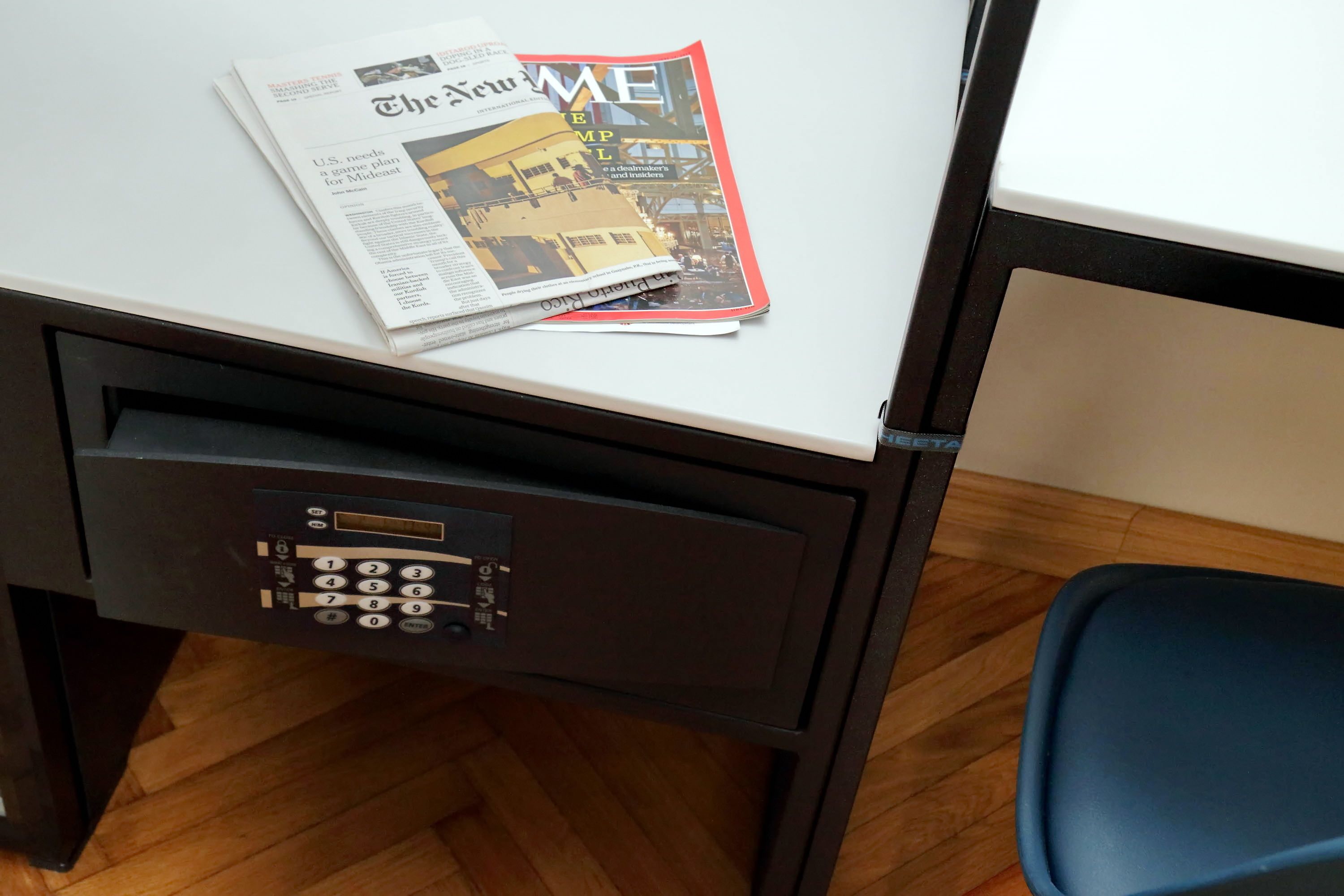Een bureau met een krant, tijdschrift en rekenmachine.