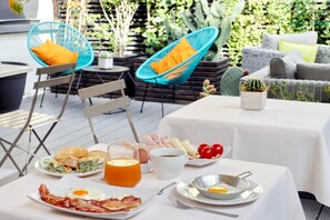 Outdoor dining - Vico Rooms and Terrace (Rome)