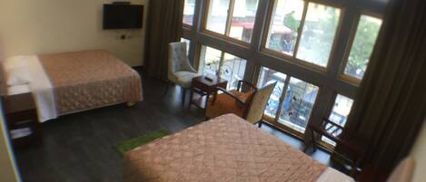 景觀四人房 | 办公桌、遮光窗帘、免费 WiFi、床单