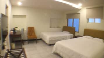 Deluxe Triple Room | Desk, blackout drapes, free WiFi, bed sheets