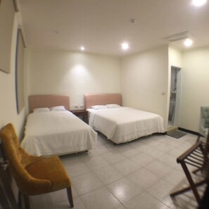 豪華三人房 | 書桌、遮光窗簾/窗簾、免費 Wi-Fi、床單