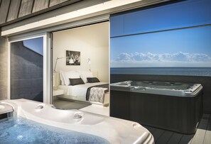 Suite de luxe, sauna, vistes al mar | Roba de llit d'alta qualitat, minibar i caixa forta a l'habitació 