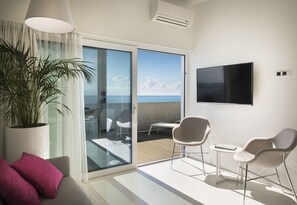 Suite de luxe, sauna, vistes al mar | Roba de llit d'alta qualitat, minibar i caixa forta a l'habitació 