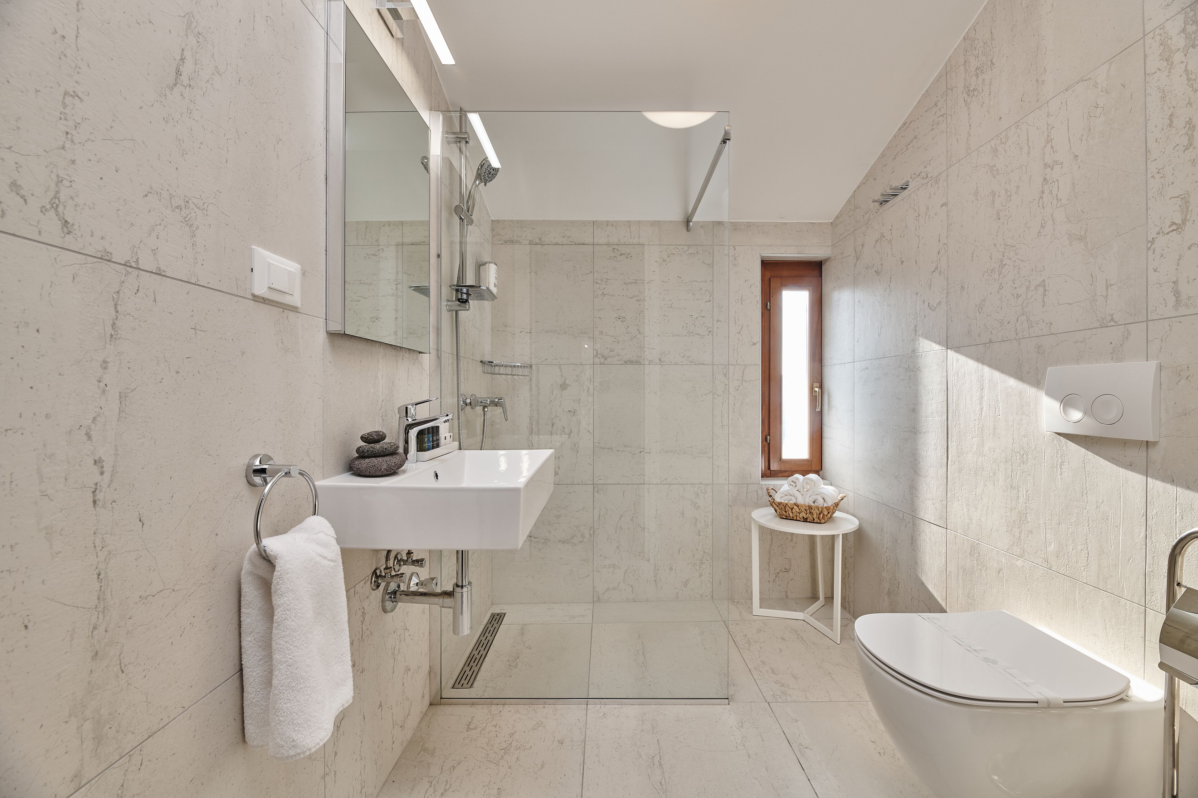 senior room, annex building | bathroom | combined shower/bathtub, free toiletries, hair dryer, bathrobes