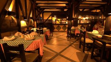 4 restaurants, international cuisine