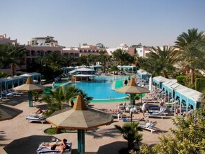 2 outdoor pools
