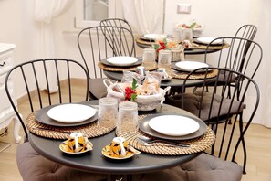 Tägliches inbegriffenes einheimisches Frühstück