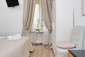 Ropa de cama de alta calidad, escritorio y sistema de insonorización