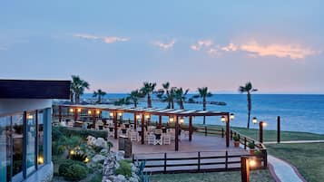 3 restaurants, lunch, dinner served; international cuisine